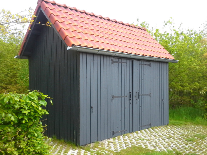 Plaatsen en ontwerpen van een houten schuur, gebasseerd op de stijl van dit landgoed