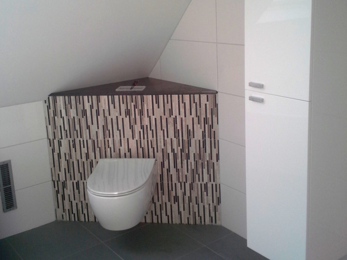 Zwevend toilet geplaatst